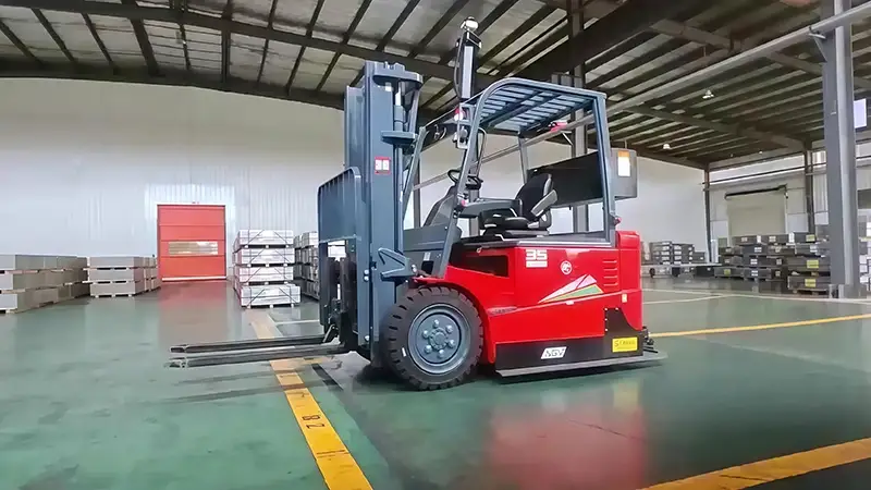 نظام مناولة عبر رافعة شوكية ذكية موجهة آلياً AGV